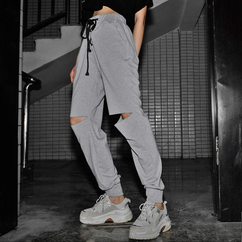 Спортно дамско долнище с връзки и разкъсани мотиви в сив цвят 