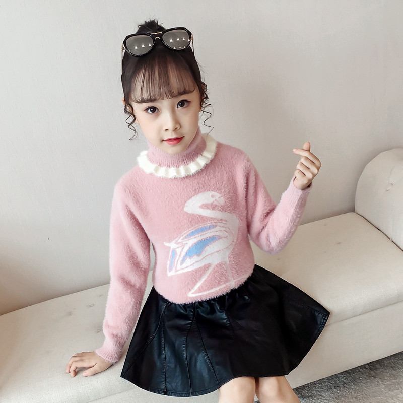 Модерен детски пуловер с висока и ниска поло яка за момичета в розов и бял цвят 