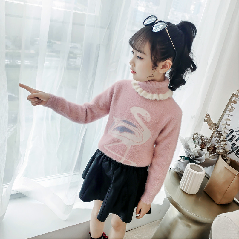 Ένα μοντέρνο  παιδικό πουλόβερ για κορίτσια σε ροζ και λευκό χρώμα