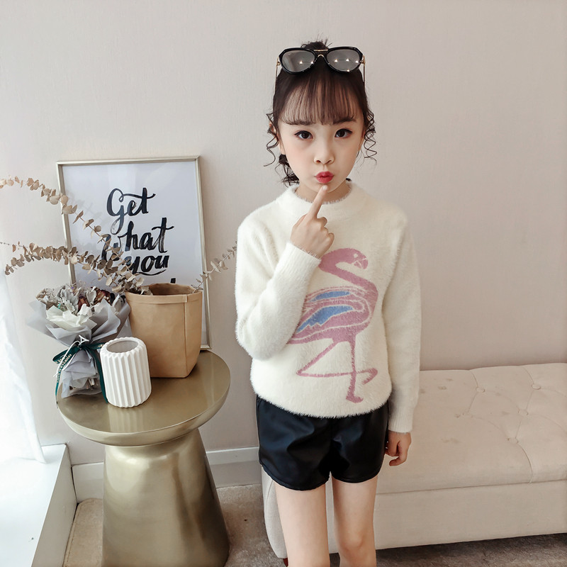 Ένα μοντέρνο  παιδικό πουλόβερ για κορίτσια σε ροζ και λευκό χρώμα