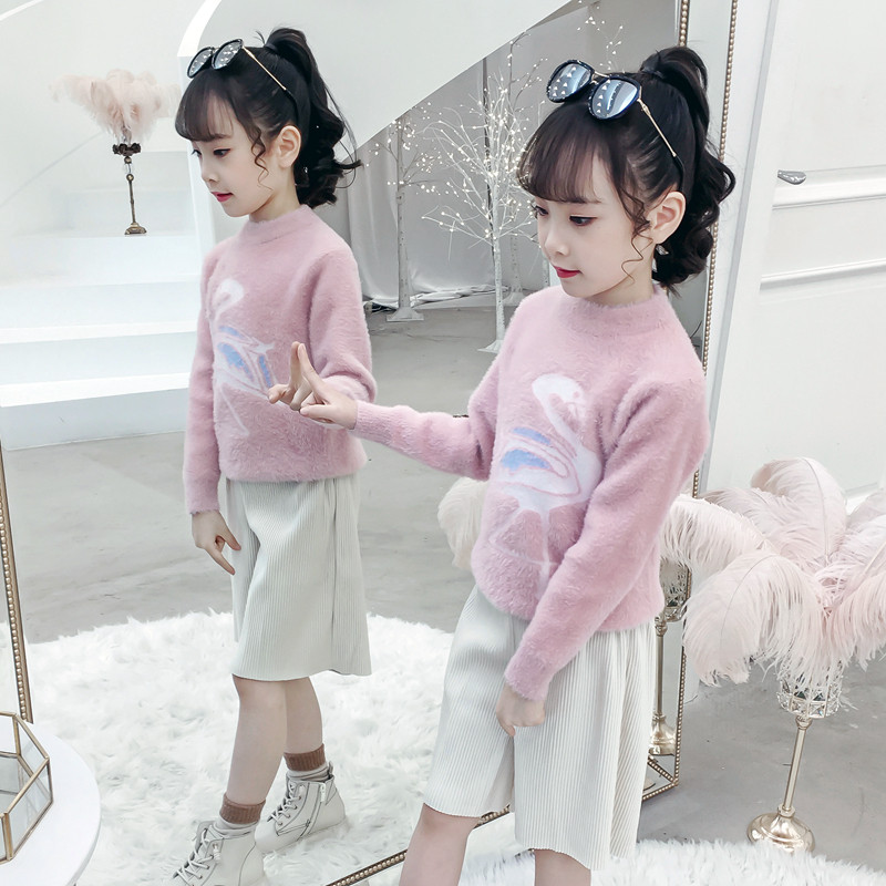 Ένα μοντέρνο  παιδικό πουλόβερ για κορίτσια σε ροζ και λευκό χρώμα