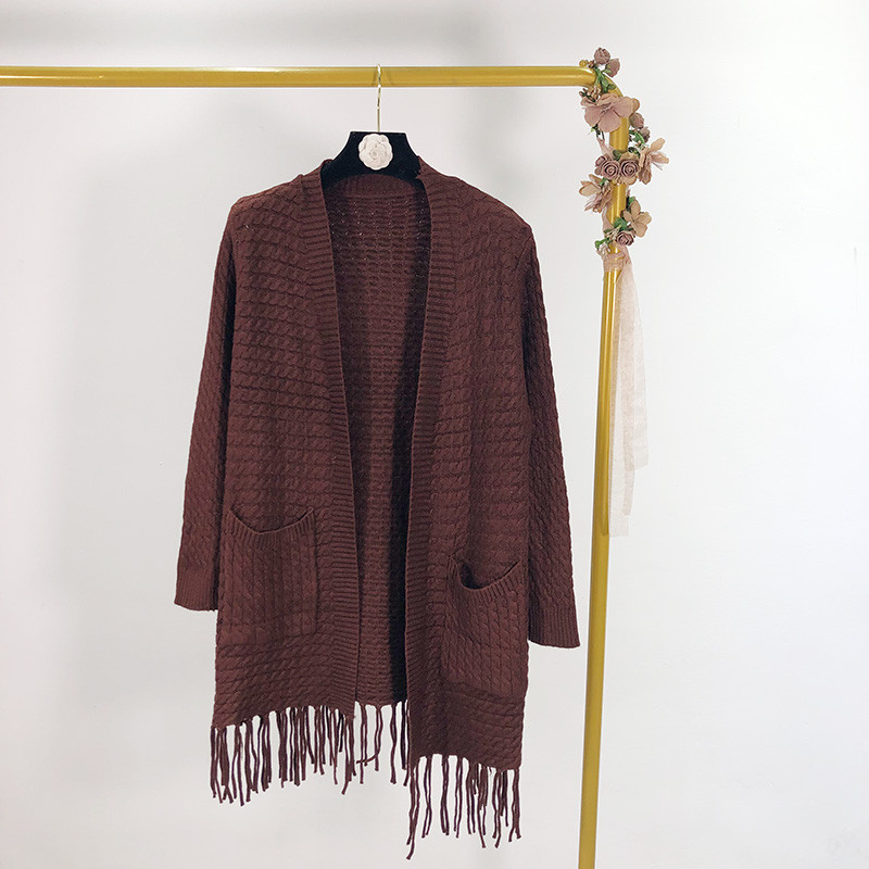 Hosszú női kardigán rojtokkal és rögzítés nélküli zsebekkel