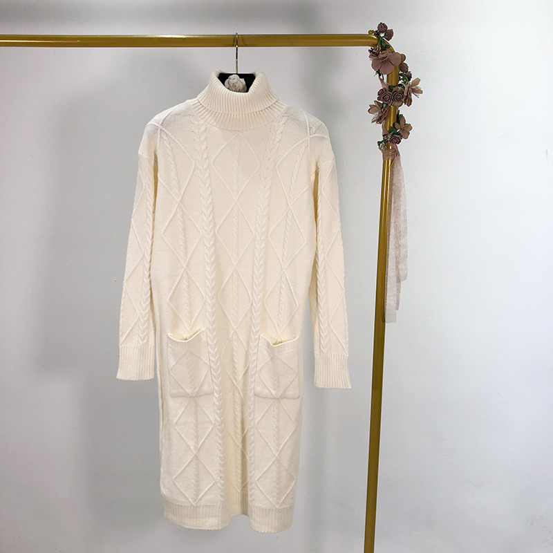 Hosszú kötött ruha magas gallérral és zsebekkel, három színben