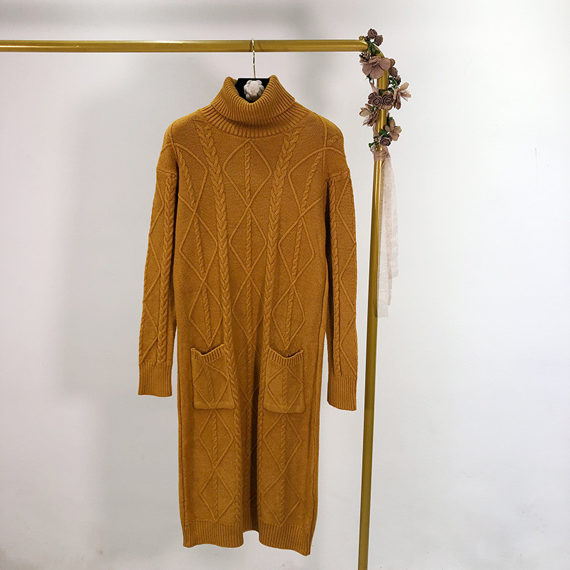 Hosszú kötött ruha magas gallérral és zsebekkel, három színben