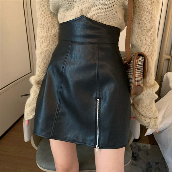 Aktuális női bőrszoknya magas derékkal és cipzárral fekete színben