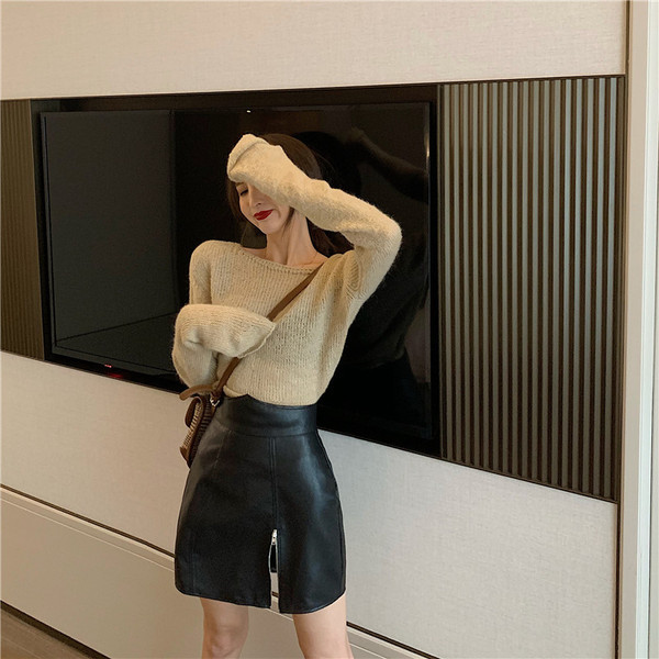 Aktuális női bőrszoknya magas derékkal és cipzárral fekete színben