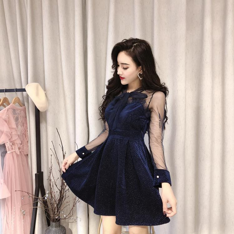 Stílusos női ruha szabású modell átlátszó ujjakkal, két színben