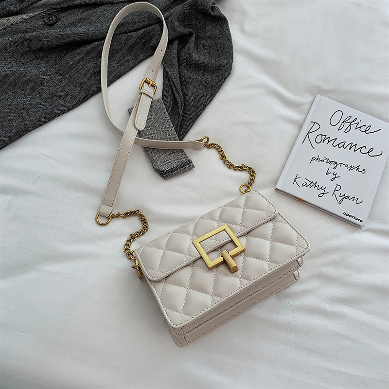 Μοντέρνα γυναικεία τσάντα με μεταλλική στερέωση σε διάφορα χρώματα