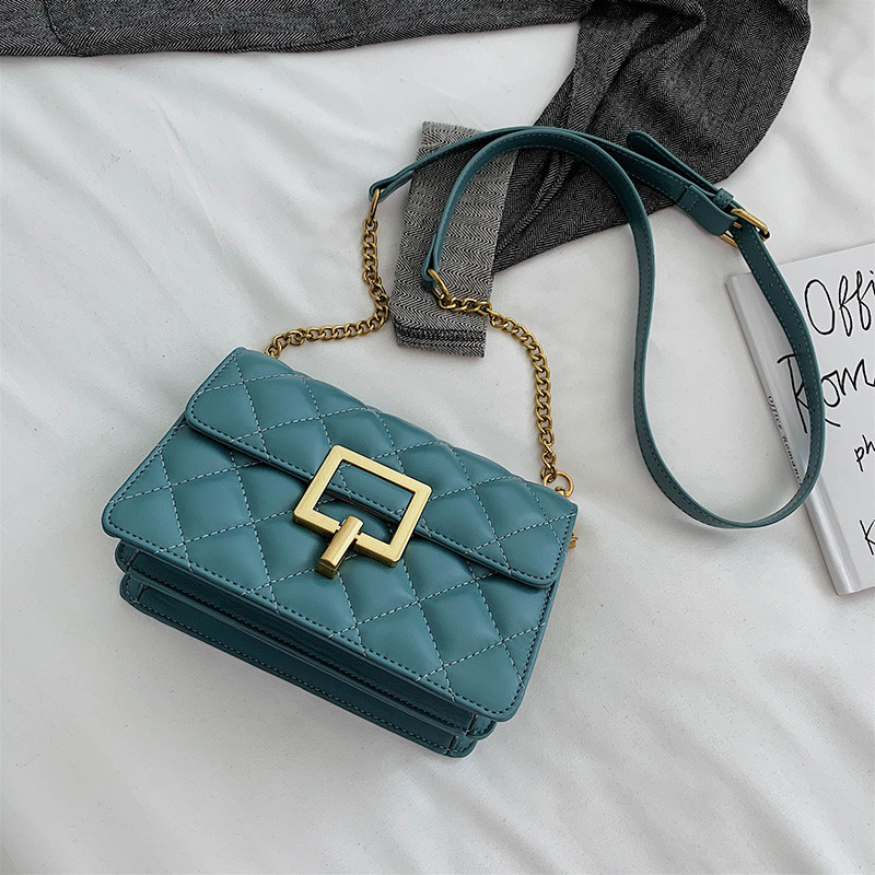 Μοντέρνα γυναικεία τσάντα με μεταλλική στερέωση σε διάφορα χρώματα