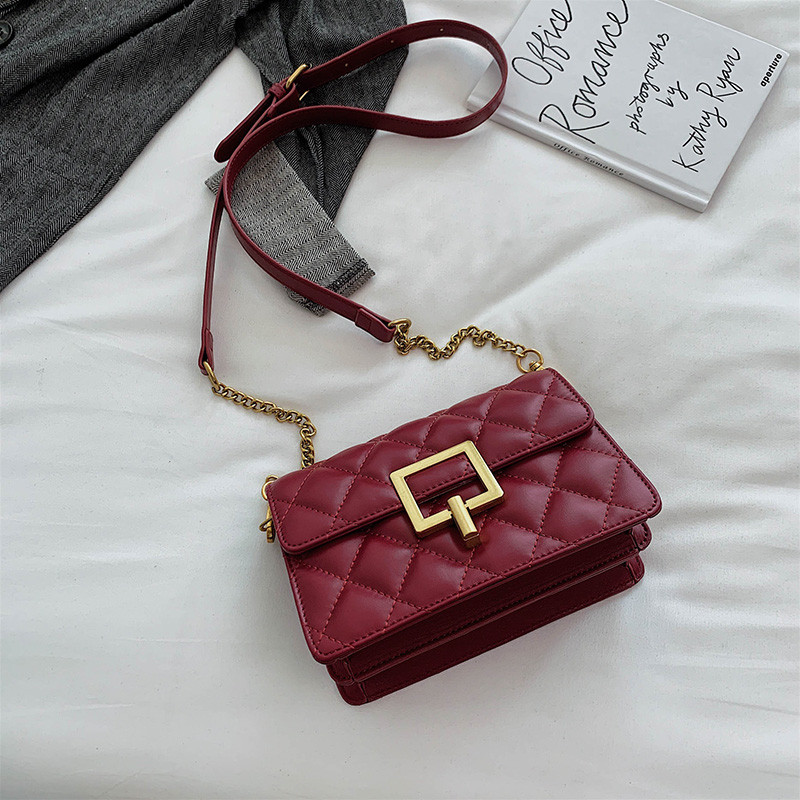 Μοντέρνα γυναικεία τσάντα με μεταλλική στερέωση σε διάφορα χρώματα