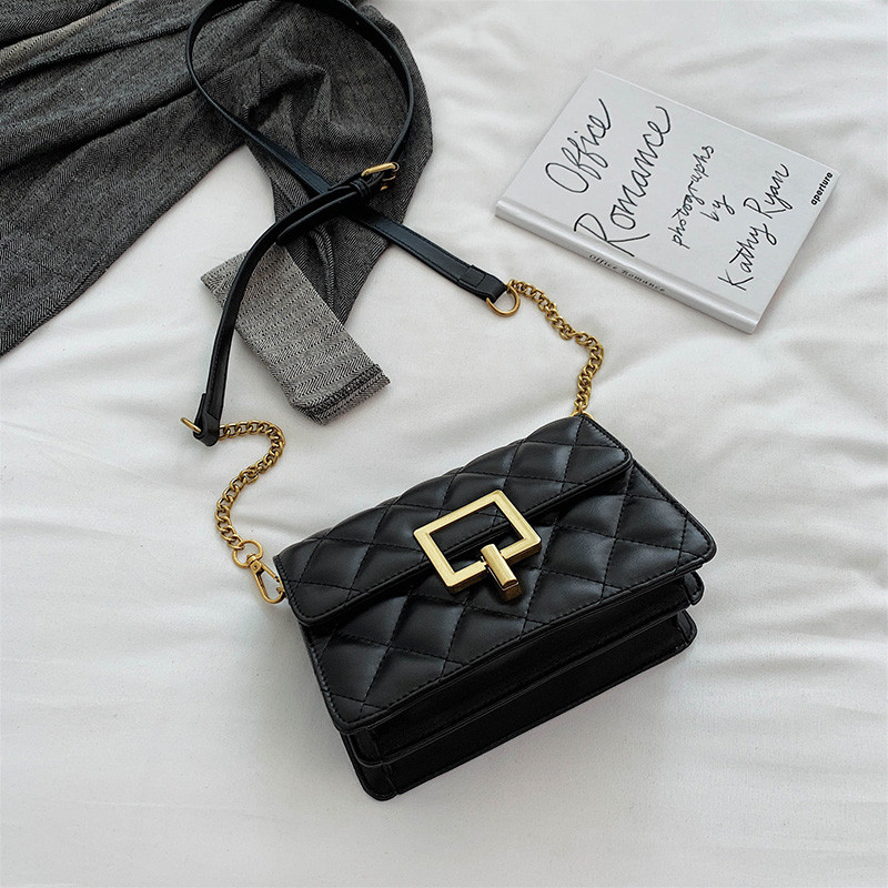 Μοντέρνα γυναικεία τσάντα με μεταλλική στερέωση σε διάφορα χρώματα