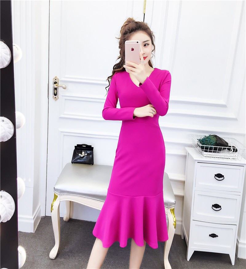 Stílusos női ruha modell hosszú ujjú rózsaszín és fehér színben