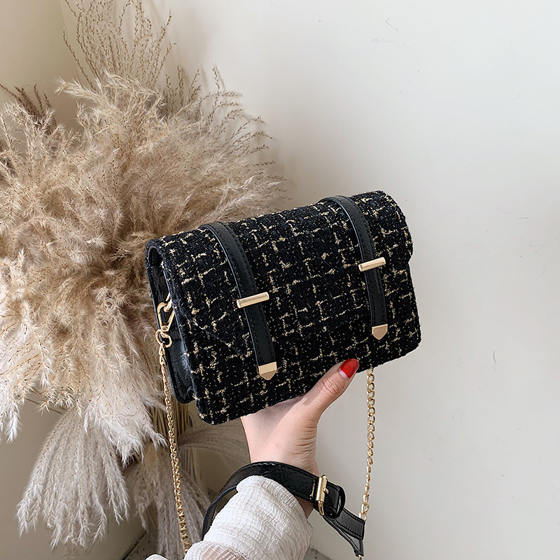 Μοντέρνη γυναικεία τσάντα με μεταλλική αλυσίδα