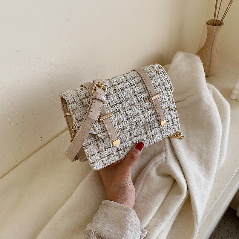 Μοντέρνη γυναικεία τσάντα με μεταλλική αλυσίδα