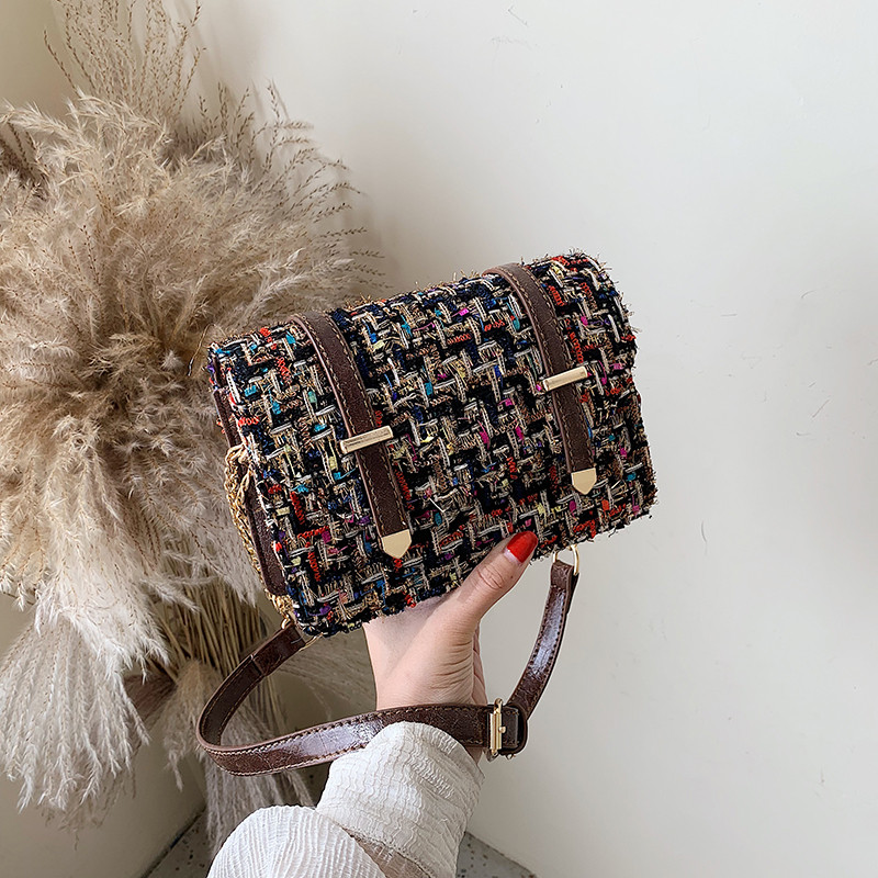 Μοντέρνη γυναικεία τσάντα με μεταλλική αλυσίδα