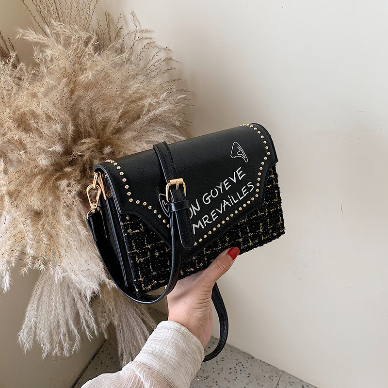 Fém elemes, feliratos női táska