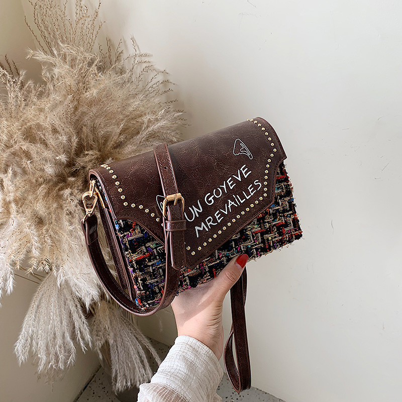 Fém elemes, feliratos női táska