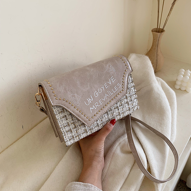 Fém elemes, feliratos női táska