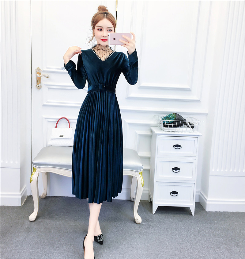 Stílusos női szabású ruha hosszú ujjú fekete és kék színben