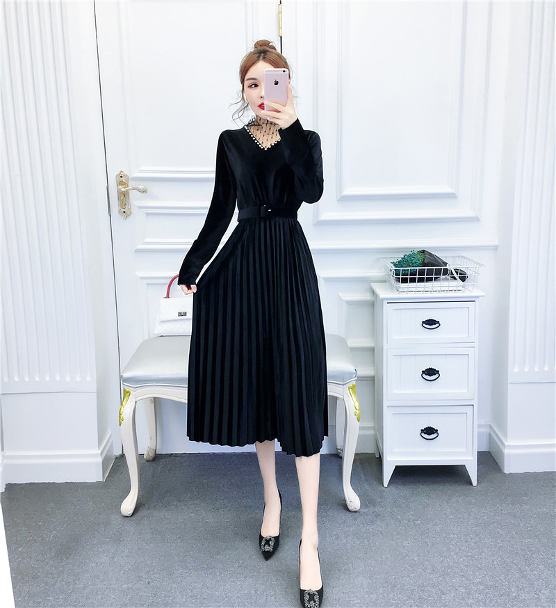 Stílusos női szabású ruha hosszú ujjú fekete és kék színben