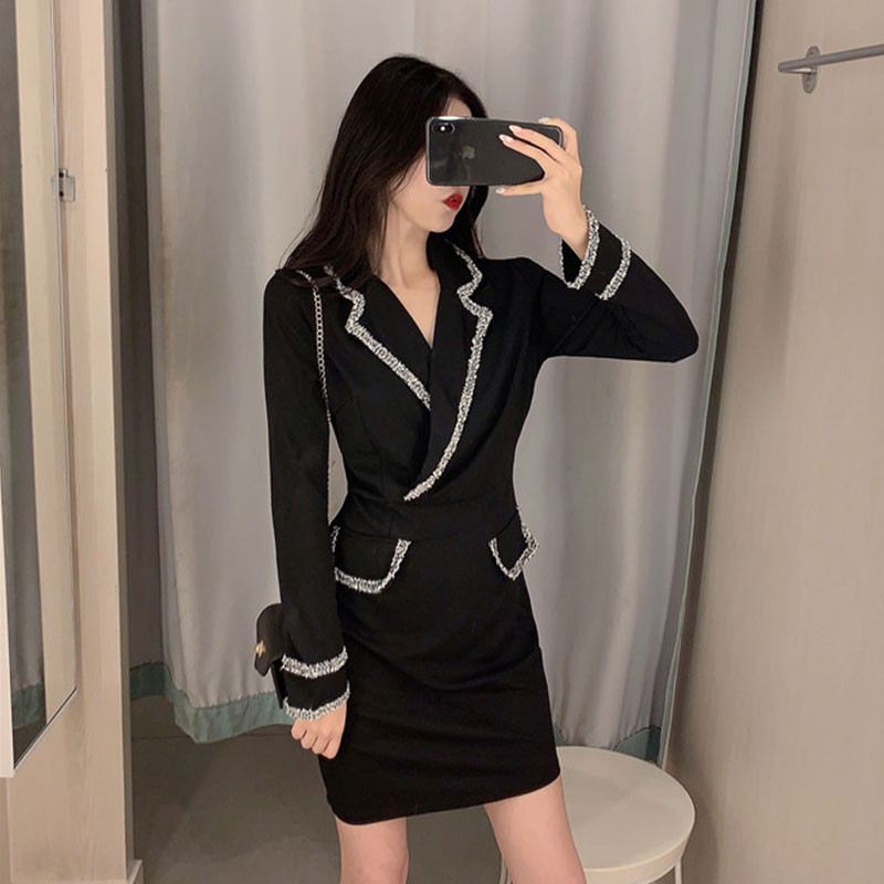 Rochie modernă de damă în negru, cu decolteu în V