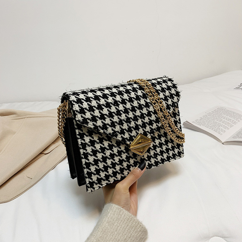 Stílusos női táska fém rögzítéssel több színben