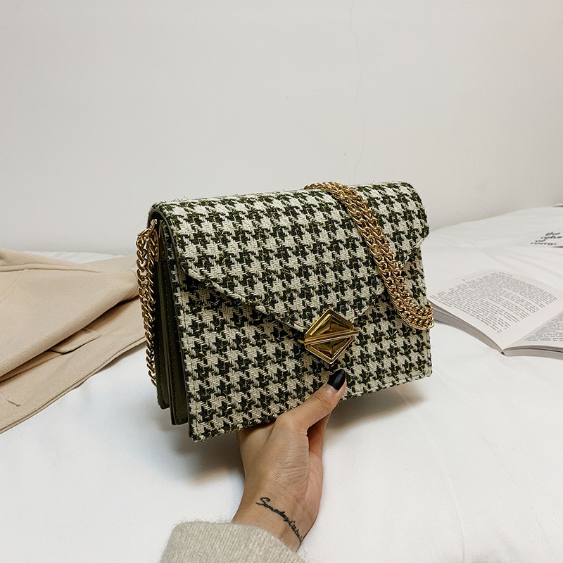 Stílusos női táska fém rögzítéssel több színben