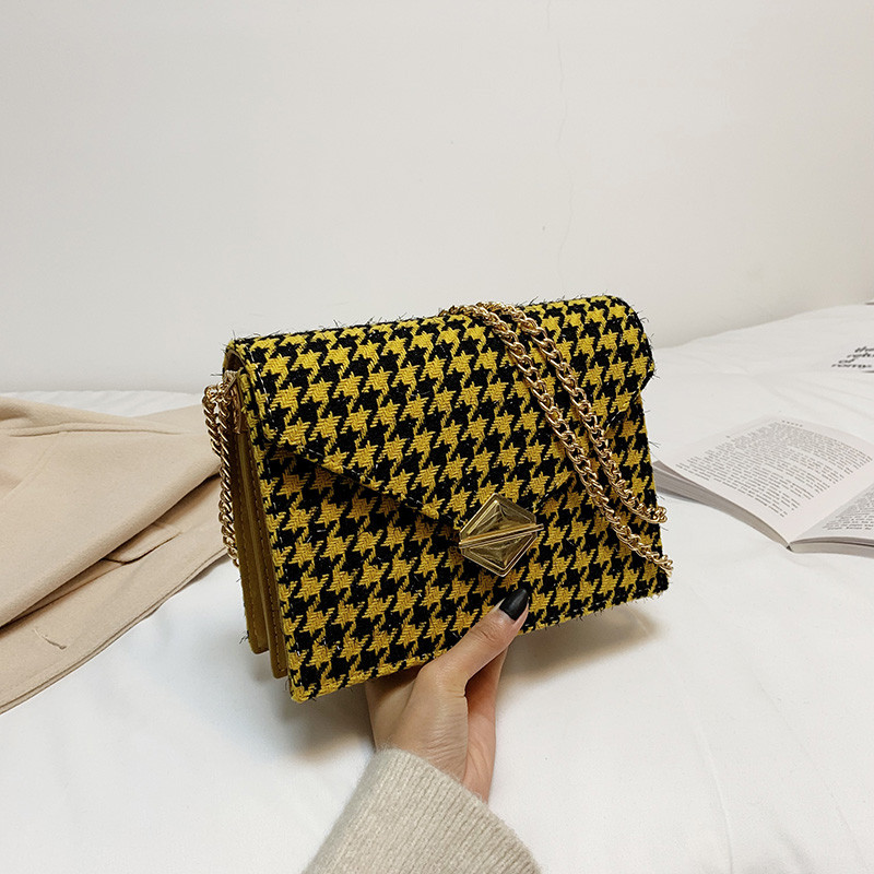 Stílusos női táska fém rögzítéssel több színben