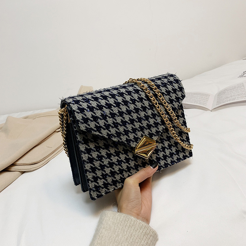 Stílusos női táska fém rögzítéssel több színben