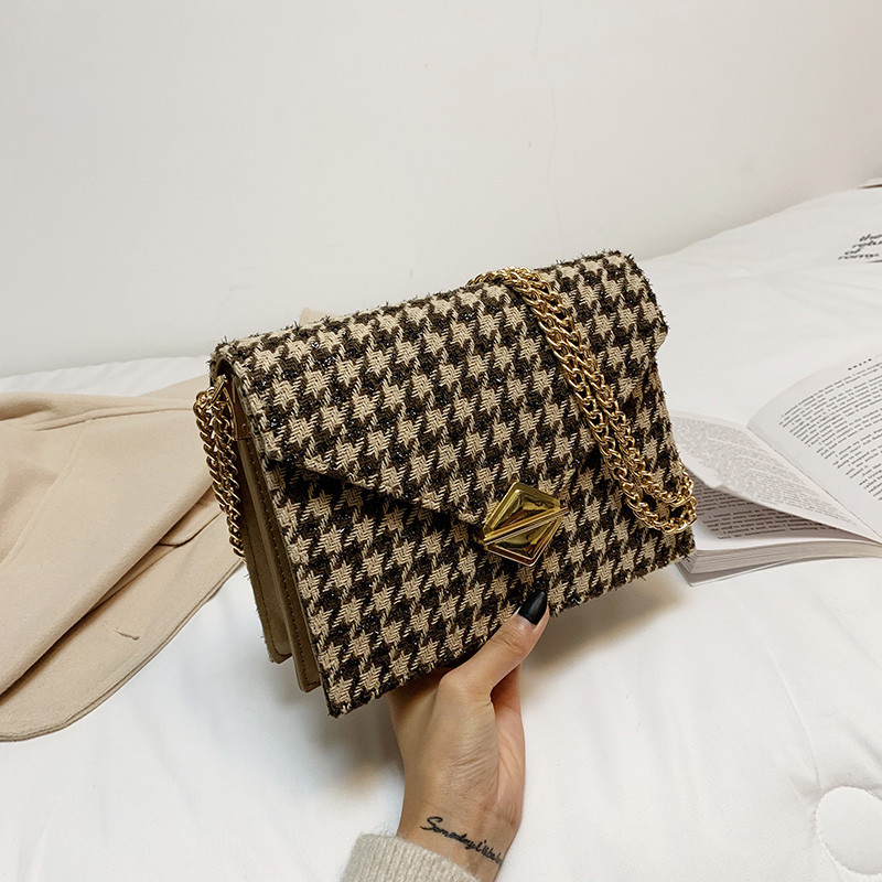 Stílusos női táska fém rögzítéssel több színben