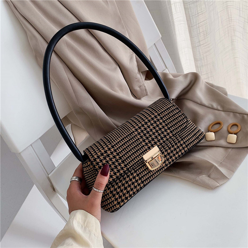 Γυναικέια τσάντα με κοντή λαβή και μεταλλική στερέωση