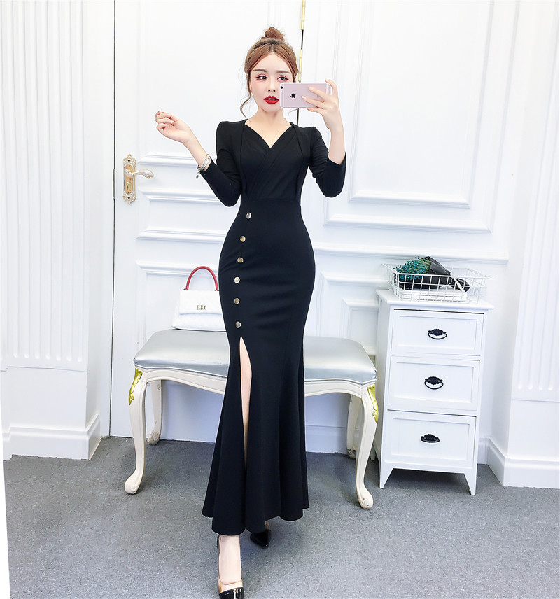 Modern női hosszú ruha hasítékkal és gombokkal fekete és piros színben