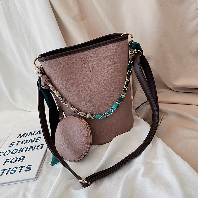 Női bőrtáska és fémlánc több színben