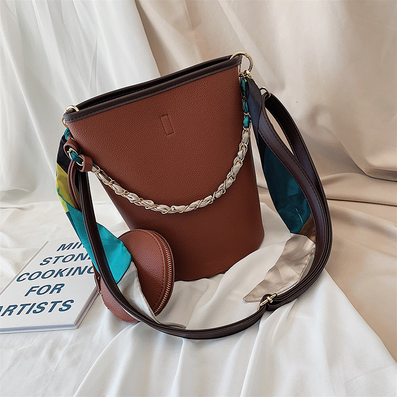 Női bőrtáska és fémlánc több színben