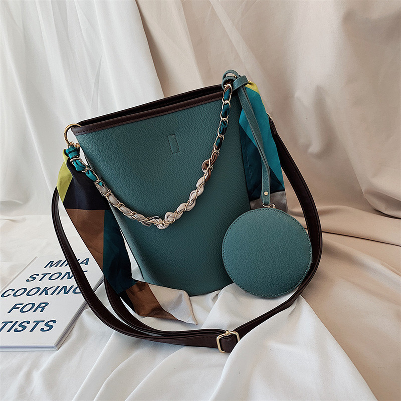 Női bőrtáska és fémlánc több színben