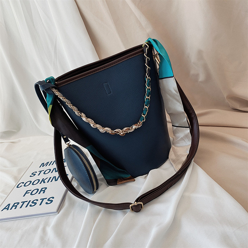 Női bőrtáska és fémlánc több színben