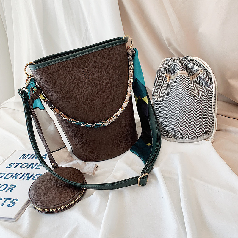 Női bőrtáska és fémlánc több színben