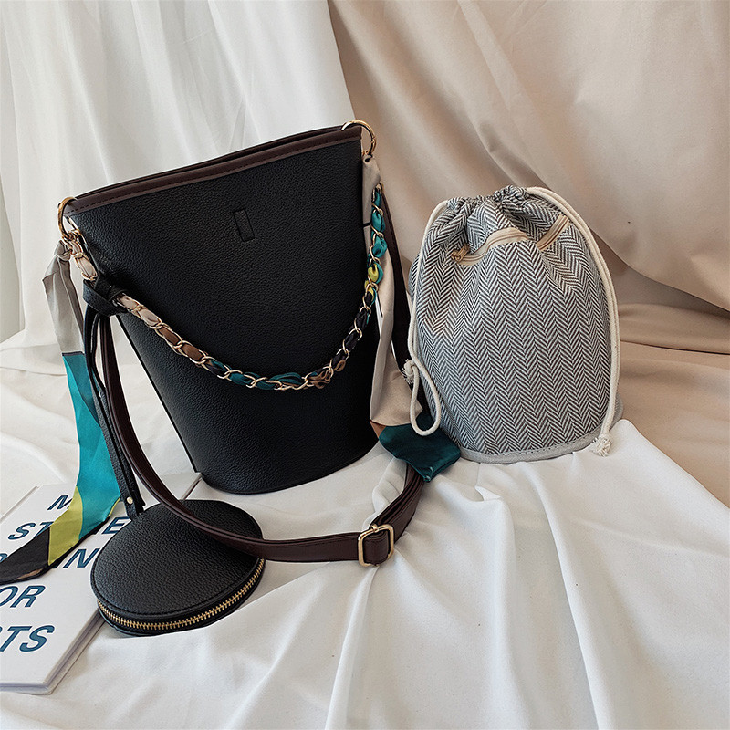 Női bőrtáska és fémlánc több színben