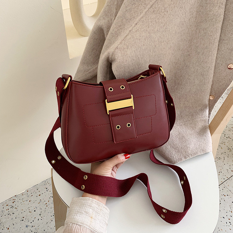 Γυναικεία τσάντα με πόρπη σε τέσσερα χρώματα