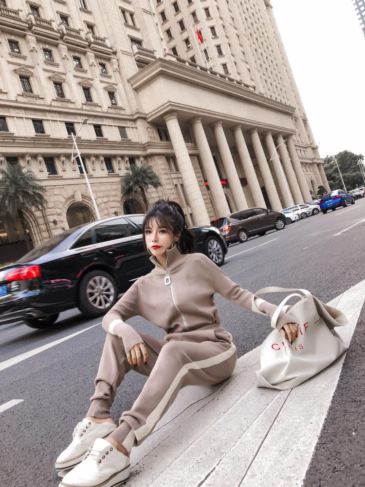 Kétrészes női sportkészlet kék, fekete és bézs színben