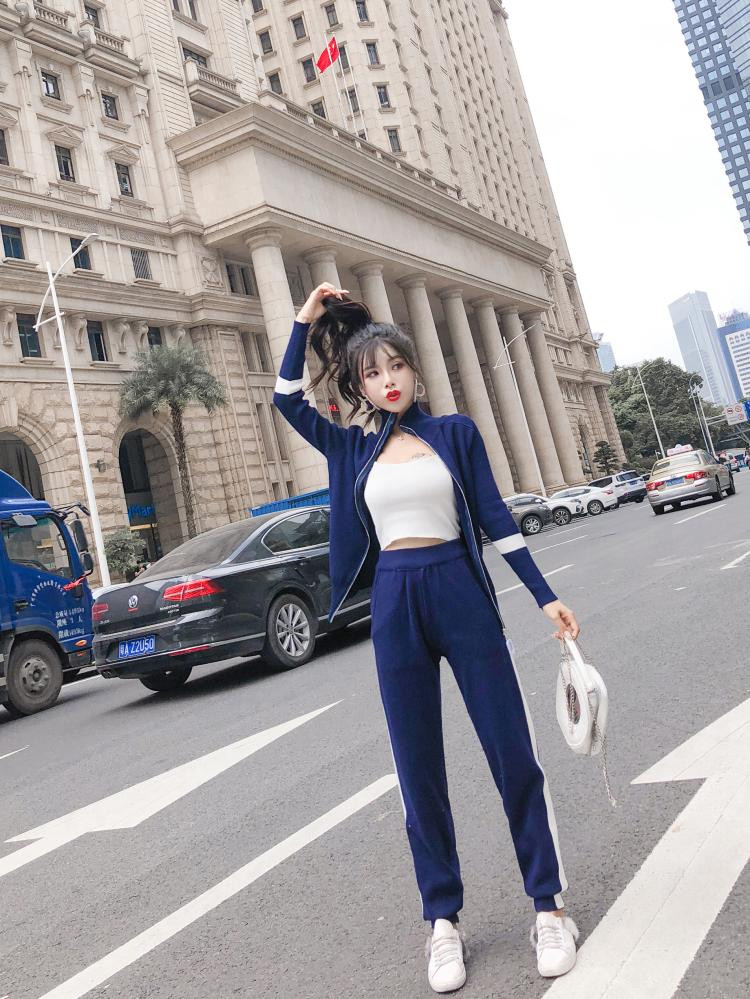 Kétrészes női sportkészlet kék, fekete és bézs színben