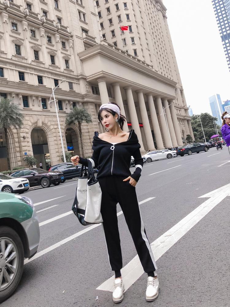 Kétrészes női sportkészlet kék, fekete és bézs színben