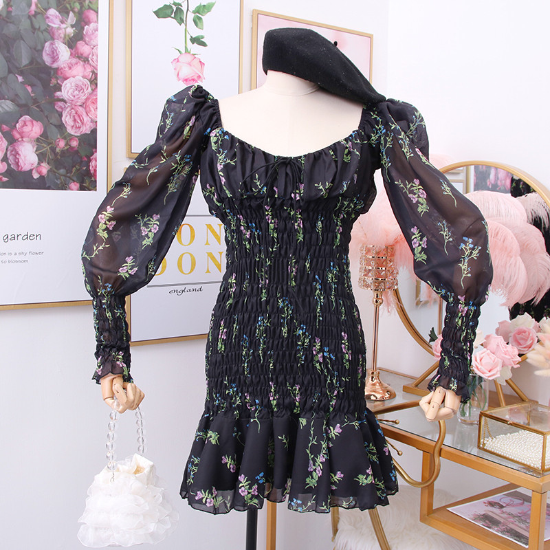 Új modell női ruha spitz nyakkivágással, fekete-fehér színben