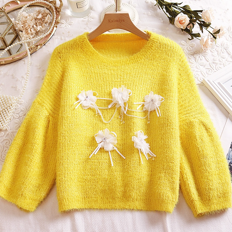 Γυναικείο πουλόβερ με τρισδιάστατο στοιχείο σε λευκό, κίτρινο και ροζ χρώμα