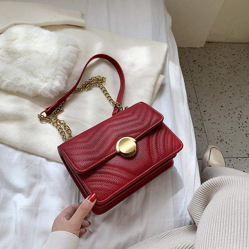 Κομψή γυναικεία τσάντα με μεταλλική διακόσμηση σε τέσσερα χρώματα