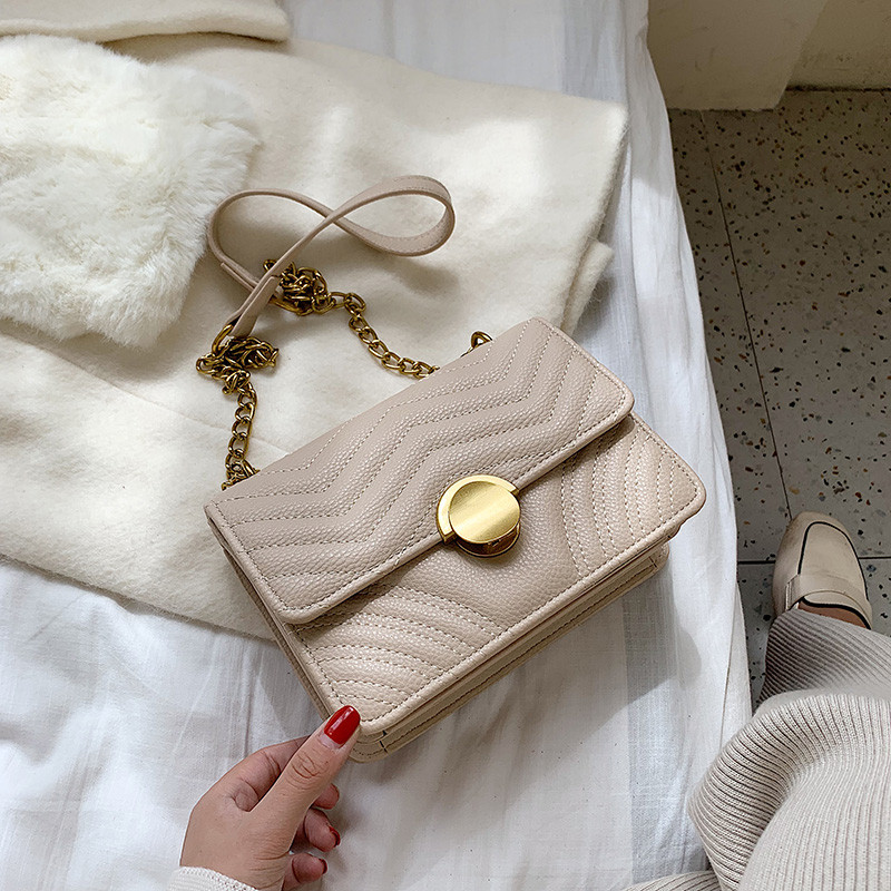 Κομψή γυναικεία τσάντα με μεταλλική διακόσμηση σε τέσσερα χρώματα