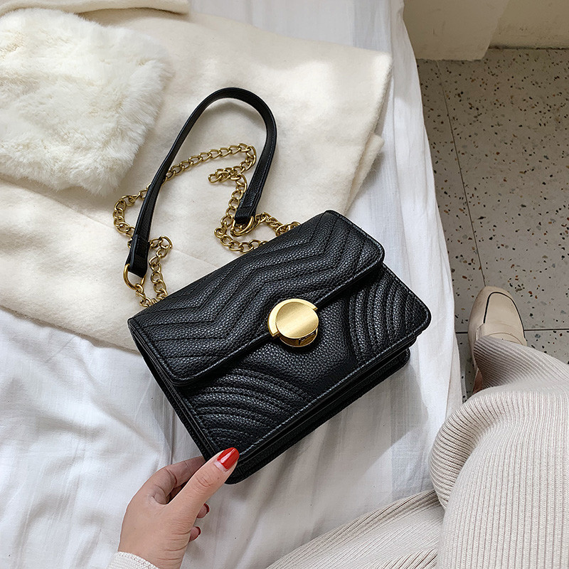 Κομψή γυναικεία τσάντα με μεταλλική διακόσμηση σε τέσσερα χρώματα