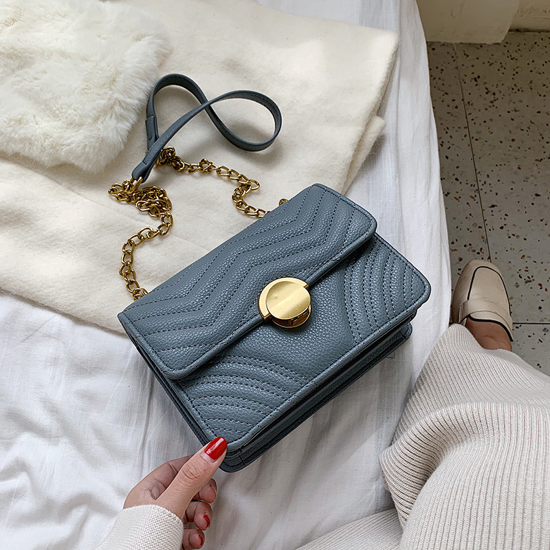 Κομψή γυναικεία τσάντα με μεταλλική διακόσμηση σε τέσσερα χρώματα