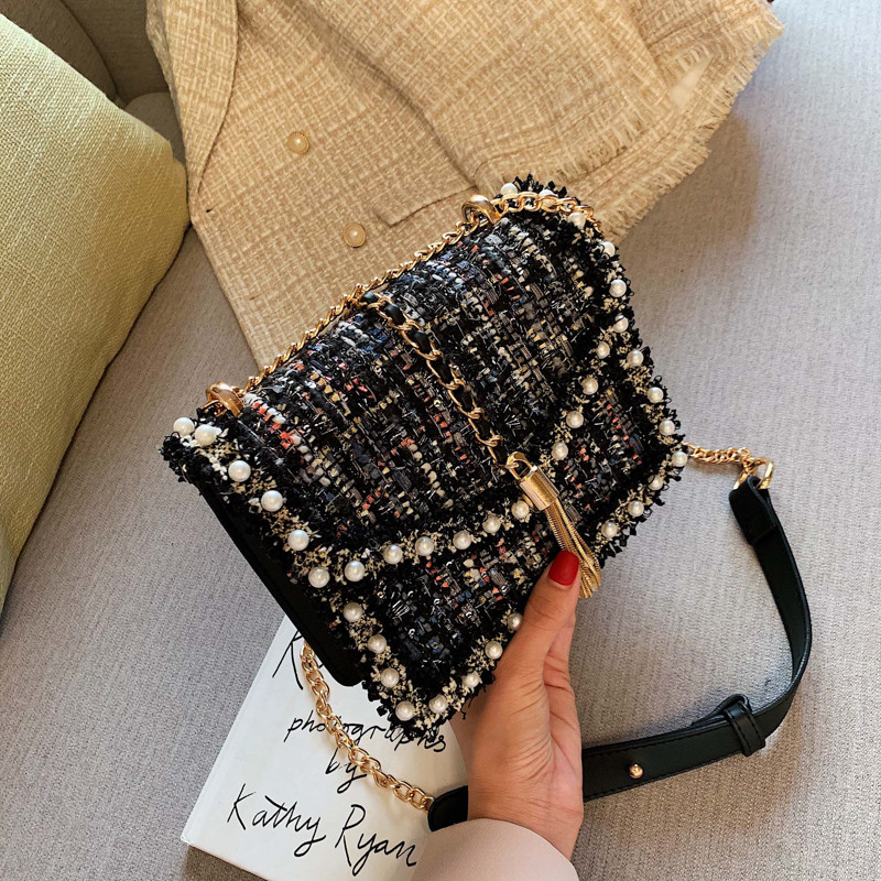 Κομψή γυναικεία τσάντα με διακόσμηση πέρλες