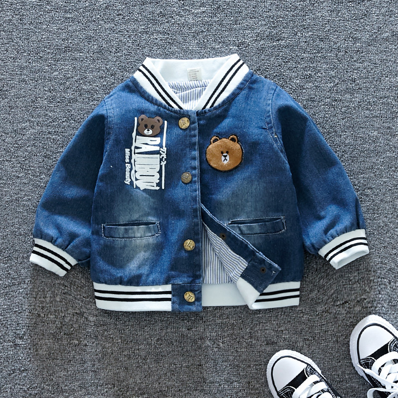 Modern gyerekkabát, rátéttel és gombokkal fiúknak